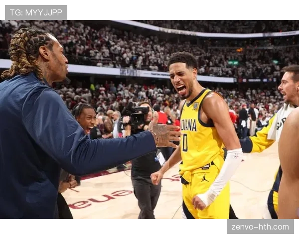 哈利伯顿突破助攻比尔，提升球队关键时刻得分效率